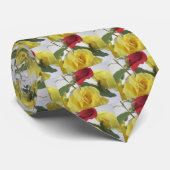 Gelb und Rote Rosen Krawatte (Gerollt)