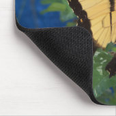 Gelb und schwarz Frack Schmetterling Mousepad (Ecke)