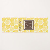Gelb und Taupe Leaf Natural Trendy Monogram Yogamatte (Vorderseite (Horizontal))