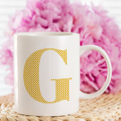 Gelb und Weiß-Polka-Dot-Monogramm Kaffeetasse