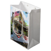 Gelb Viktorianisch mit Bunting - Martha's Vineyard Mittlere Geschenktüte (Vorderseite Schrägansicht)