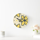 Gelb, Weiß und Holzkohle Moderne Blumen Runde Wanduhr (Zuhause)