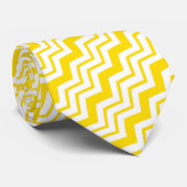 Gelb-weiße Chevron-Zickzack-Musterdesign Krawatte (Gerollt)