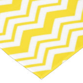 Gelb-weiße Chevron-Zickzack-Musterdesign  Tischdecke (Schrägansicht)
