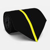 Gelb zentrierte dünne vertikale Linie auf Krawatte (Gerollt)