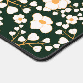 Gelb zentrierte weiße Blume und grüner Hintergrund Schreibtischunterlage (Ecke)