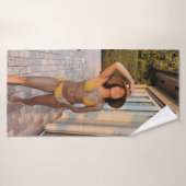 Gelbbikini-Frau stehend auf Braunziegelflur Badehandtuch (Badehandtuch)