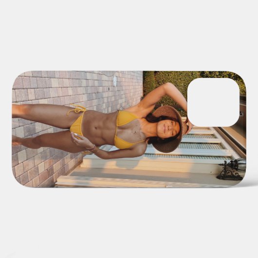 Gelbbikini-Frau stehend auf Braunziegelflur Case-Mate iPhone Hülle (Rückseite (Horizontal))