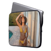 Gelbbikini-Frau stehend auf Braunziegelflur Laptopschutzhülle (Vorderseite Links)