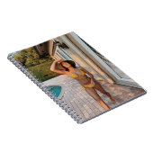 Gelbbikini-Frau stehend auf Braunziegelflur Notizblock (Rechte Seite)