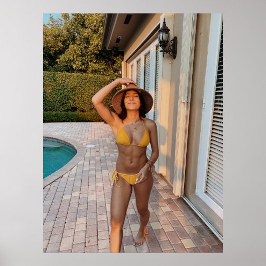 Gelbbikini-Frau stehend auf Braunziegelflur Poster (Vorne)