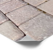 Gelbbikini-Frau stehend auf Braunziegelflur Poster (Ecke)