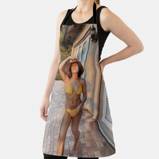 Gelbbikini-Frau stehend auf Braunziegelflur Schürze (InSitu)