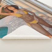 Gelbbikini-Frau stehend auf Braunziegelflur Sherpadecke (3/4)