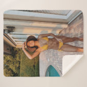 Gelbbikini-Frau stehend auf Braunziegelflur Sherpadecke (Vorderseite (Horizontal))