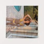 Gelbbikini-Frau stehend auf Braunziegelflur Wandteppich (Vorderseite (Horizontal))