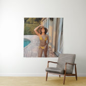 Gelbbikini-Frau stehend auf Braunziegelflur Wandteppich (Beispiel)