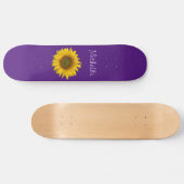 Gelbblütenmonogramm Niedlich Lila Skateboard (Horizontal)
