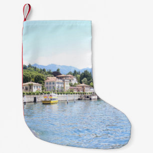 GELBBOOT IN DER NÄHE DES GEBÄUDE FESTGELEGT KLEINER WEIHNACHTSSTRUMPF