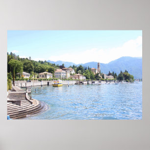 GELBBOOT IN DER NÄHE DES GEBÄUDE FESTGELEGT POSTER