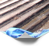 GELBBOOT IN DER NÄHE DES GEBÄUDE FESTGELEGT POSTER (Ecke)