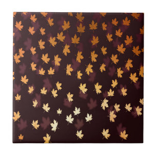 Gelbe Ahornschicht auf dunkelrot Fliese