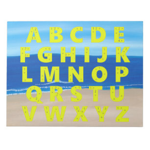 Gelbe Alphabet-Tabelle Sandstrand Ozean Himmel Not Notizblock