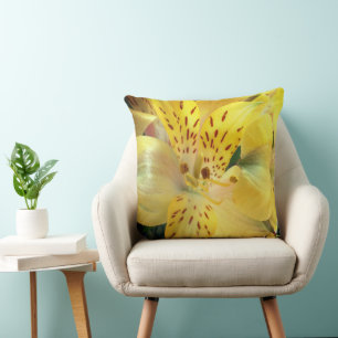 Gelbe Alstroemeria Throw Kissen