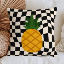 Gelbe Ananas auf Schwarz-Weiß-Schachbrettmuster