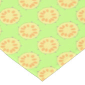 Gelbe Ananas in Scheiben auf grünen Tischdecken (Schrägansicht)