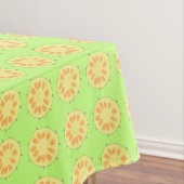 Gelbe Ananas in Scheiben auf grünen Tischdecken (Beispiel)