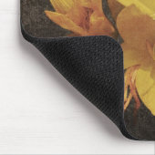 Gelbe Asiatische Lilie auf alter grungeliger Leinw Mousepad (Ecke)