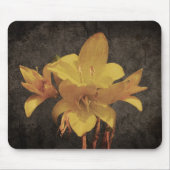 Gelbe Asiatische Lilie auf alter grungeliger Leinw Mousepad (Vorne)
