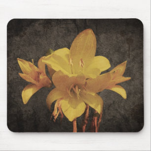 Gelbe Asiatische Lilie auf alter grungeliger Leinw Mousepad