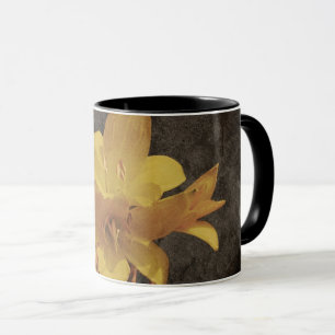 Gelbe asiatische Lilie auf alter, ramponierter Lei Tasse