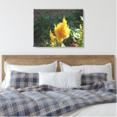 Gelbe Astilbe-Blume Leinwanddruck (Insitu (Schlafzimmer))