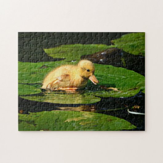 Gelbe Babyente schwimmend auf Lily Pads Puzzle (Horizontal)