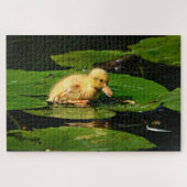 Gelbe Babyente schwimmend auf Lily Pads Puzzle (Horizontal)