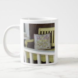 Gelbe Bank und Kissen - Martha's Vineyard Jumbo-Tasse