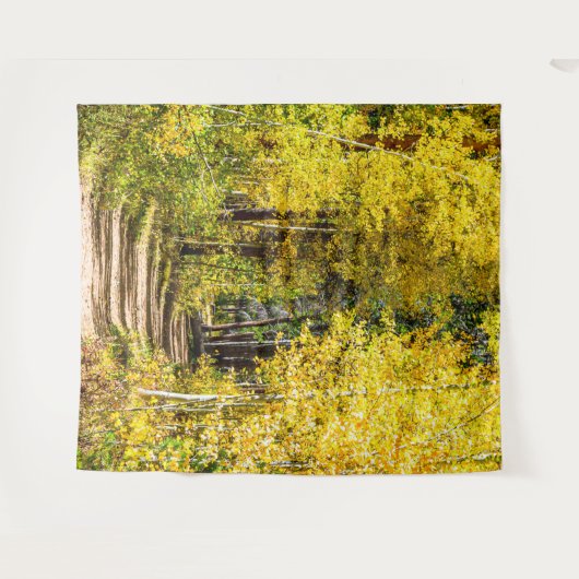 Gelbe Baumstraße // Wandern im Herbst Wandteppich (Vorderseite (Horizontal))