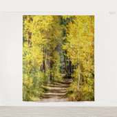 Gelbe Baumstraße // Wandern im Herbst Wandteppich (Vorderseite)