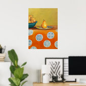 Gelbe Birnen auf orangefarbenem Tischdecken Poster (Heimbüro)