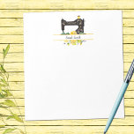 Gelbe bläserne Vintage Nähmaschine Personalisiert Notizblock<br><div class="desc">Ein hübsches nähthematisches Notizblock gemustert in einer Vintagen Nähmaschine. Akzentuiert mit Ihrem gewählten Monogramm und Namenstext auf einem üppigen Strauß pastellgelber Blumen. Editieren Sie einfach das Monogramm und den Namen.</div>
