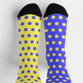 Gelbe blaue Socken mit Polka Docks oder Farben aus (Oben)