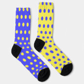 Gelbe blaue Socken mit Polka Docks oder Farben aus (Rechts)