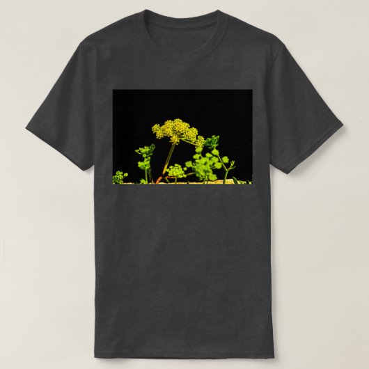 Gelbe blühende Pflanze auf schwarzem Hintergrund 1 T-Shirt (Design vorne)