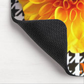 gelbe Blume auf Hahnentrittmuster mousepad (Ecke)