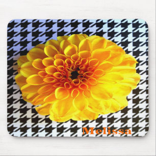 gelbe Blume auf Hahnentrittmuster mousepad