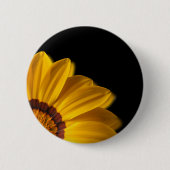 Gelbe Blume auf schwarzem Hintergrund Button (Vorderseite)