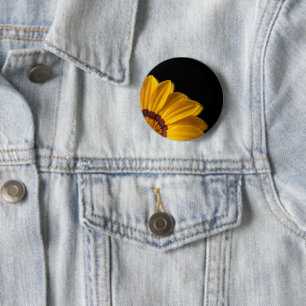 Gelbe Blume auf schwarzem Hintergrund Button